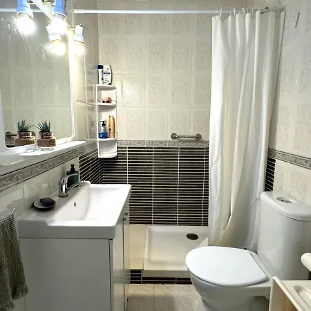 Con Terraza,piscina,playa Y Aire Acondicionado Appartamento Pineda de Mar